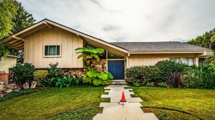 ‘Brady Bunch’ house in Studio City sells for $3.2 million after HGTV renovation